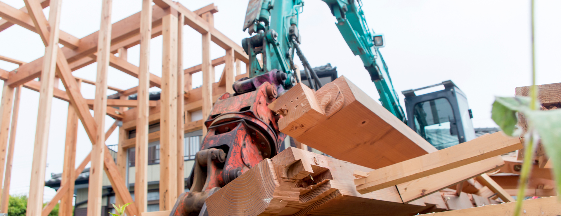 解体工事の施工中の様子