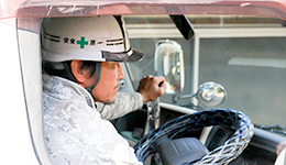 運転する従業員