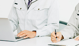 デスクワークをする従業員